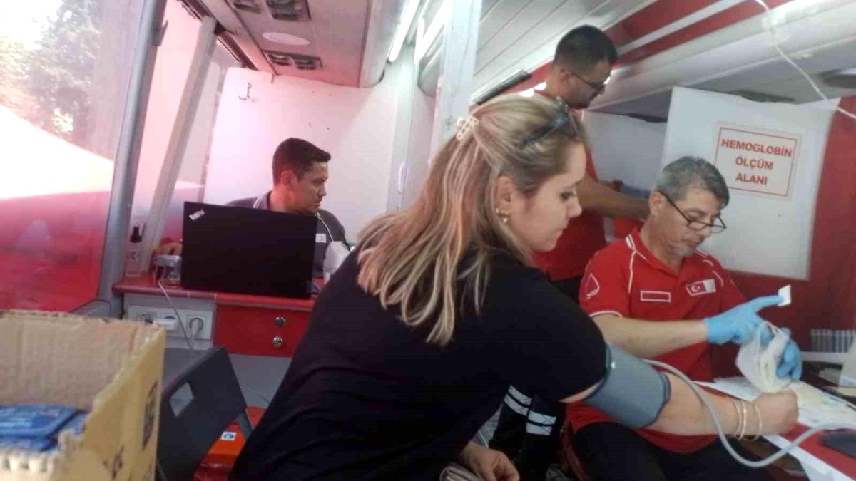 Kızılay'dan sıcaklara karşı akşam mesaisi