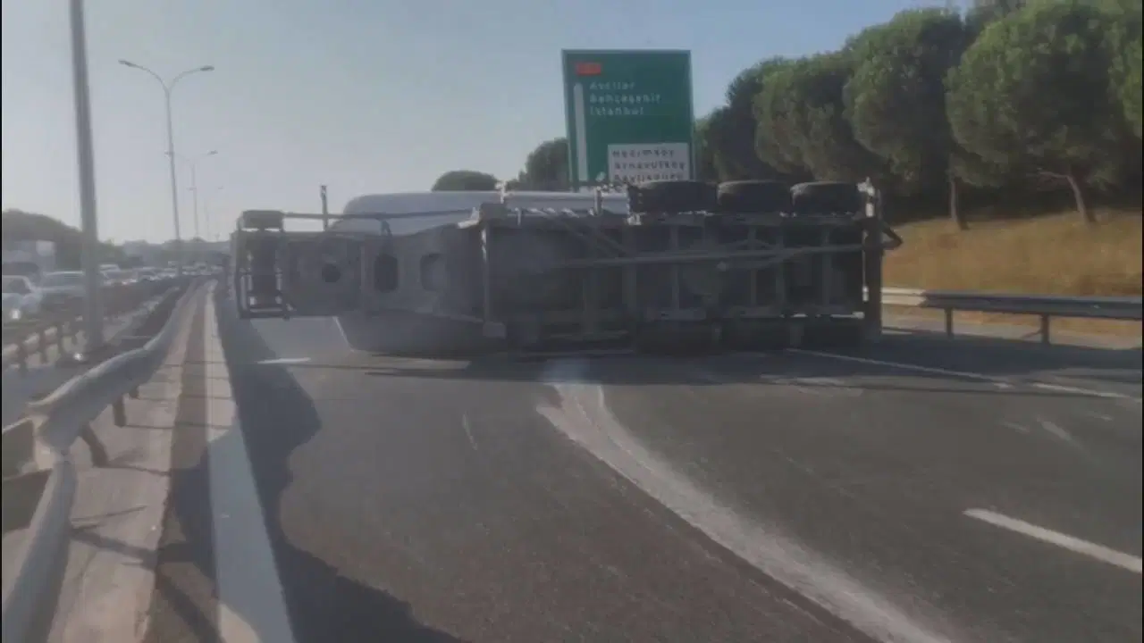 Büyükçekmece'de beton tankeri devrildi: Yol trafiğe kapatıldı