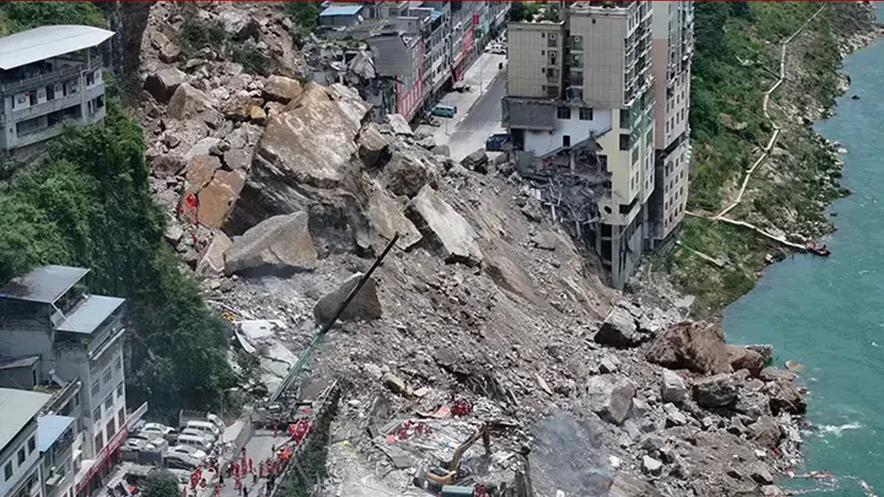 Çin'de Heyelan Faciası... En Az 8 Ölü, 34 Kayıp