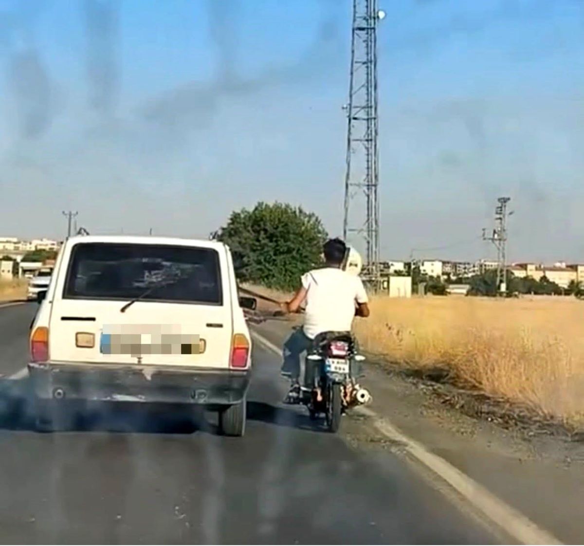 Otoyolda tehlikeli yolculuk: Motosiklet, otomobil kemerine tutunarak ilerledi