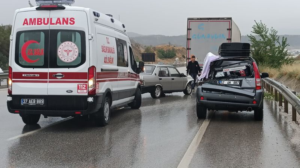 Tosya'da art arda 3 ayrı zincirleme kaza: 1 ölü, 12 yaralı