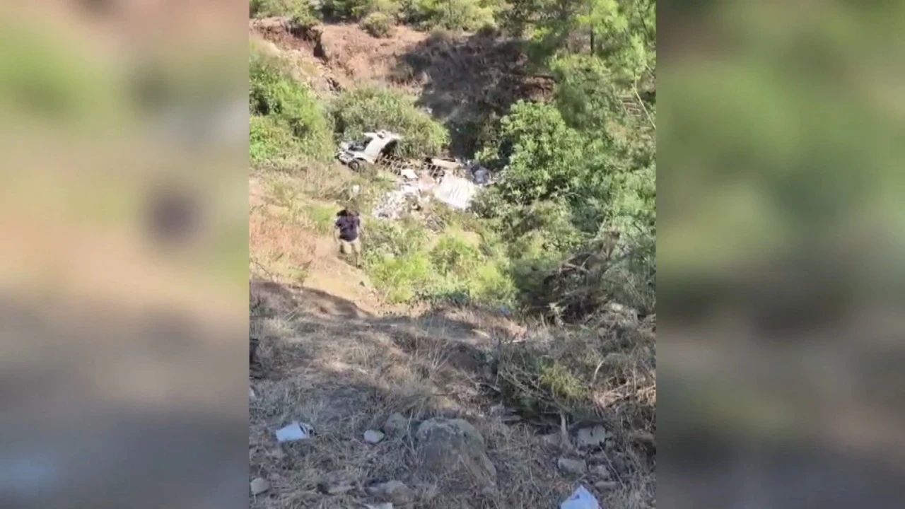 Antalya'da şarampole devrilen kamyonun sürücüsü öldü
