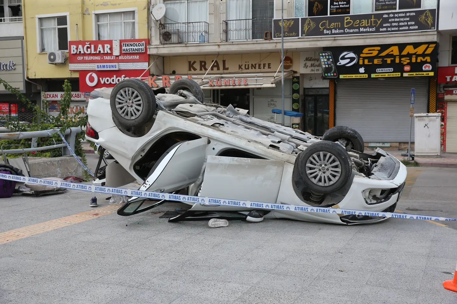 Hatay'da devrilen otomobildeki 2 kişi hayatını kaybetti, 3 kişi yaralandı