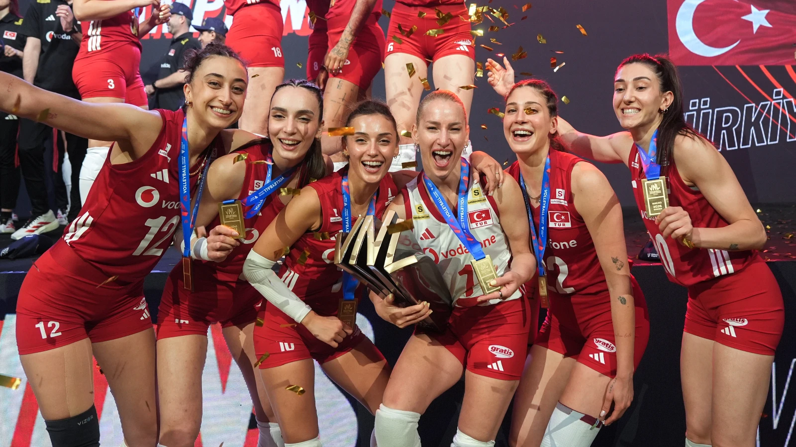 VNL şampiyonu Filenin Sultanları kupasını aldı