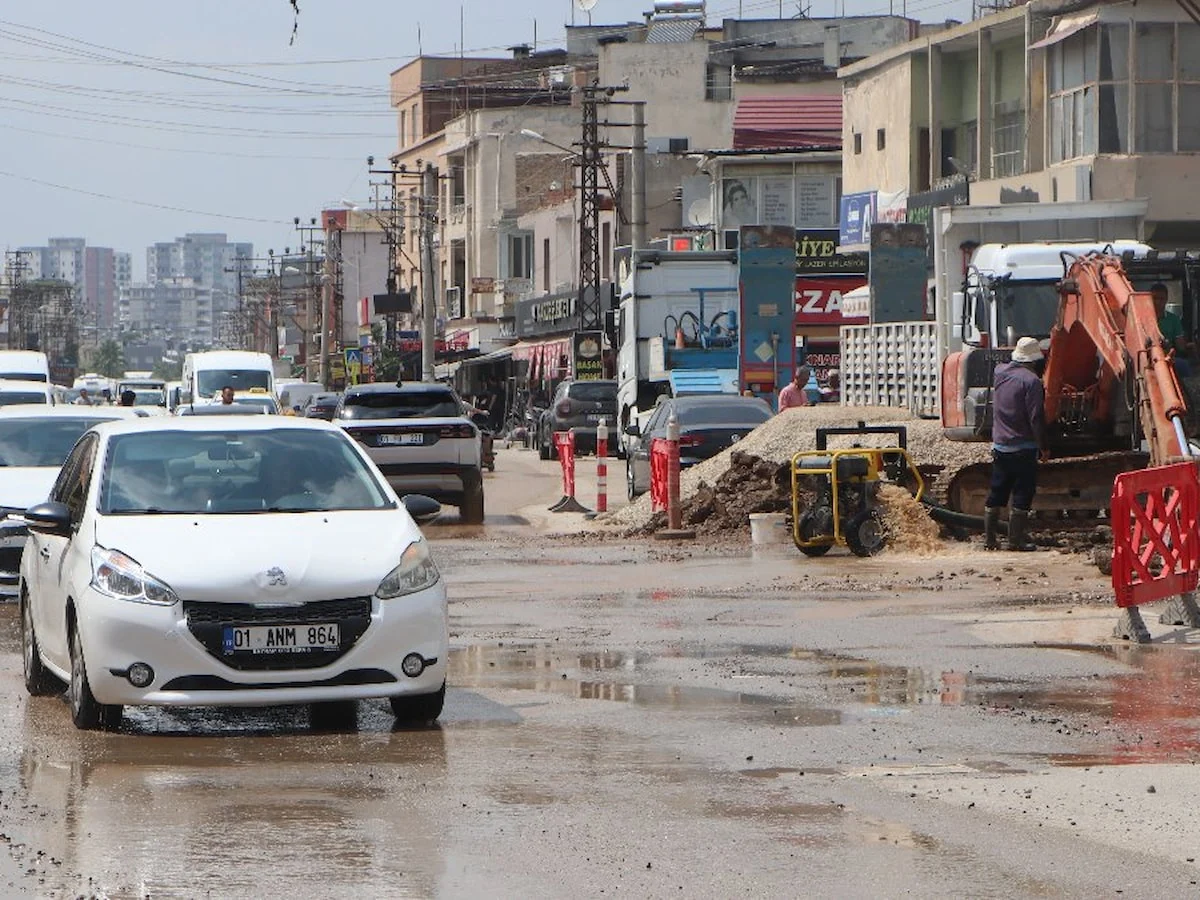 Adana'da içme suyu borusu patladı; yol çöktü, ev ve iş yerlerini su bastı