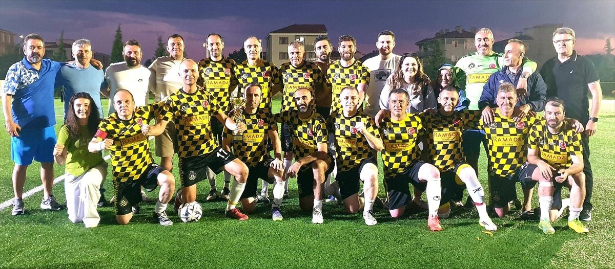 Tekirdağ Dostspor Veteran takımı üst üste üçüncü kez şampiyon oldu
