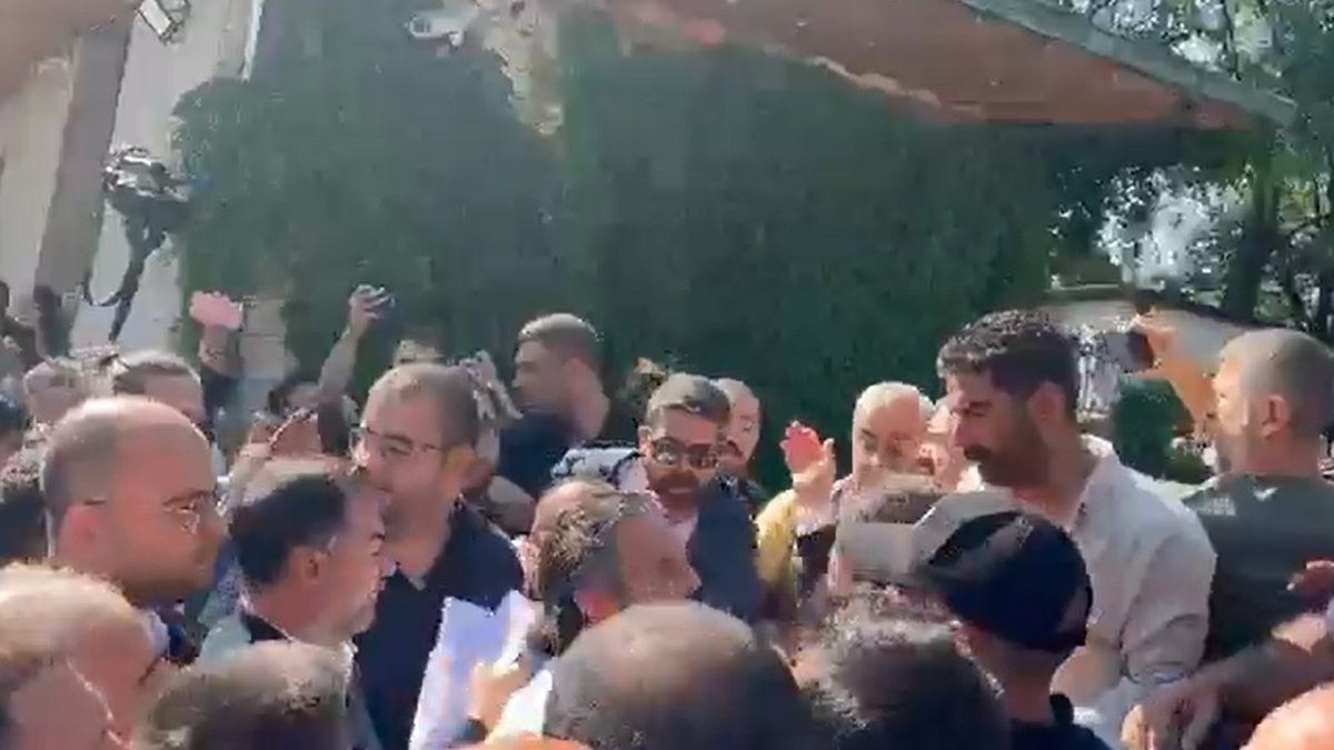 Son dakika: CHP'de grup toplantısı savaşı! Meclis önünde gergin anlar