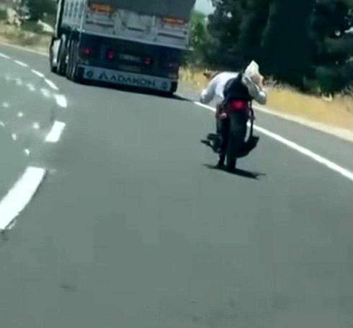 Gaziantep'te yoğun trafikte tehlikeli motosiklet yolculuğu