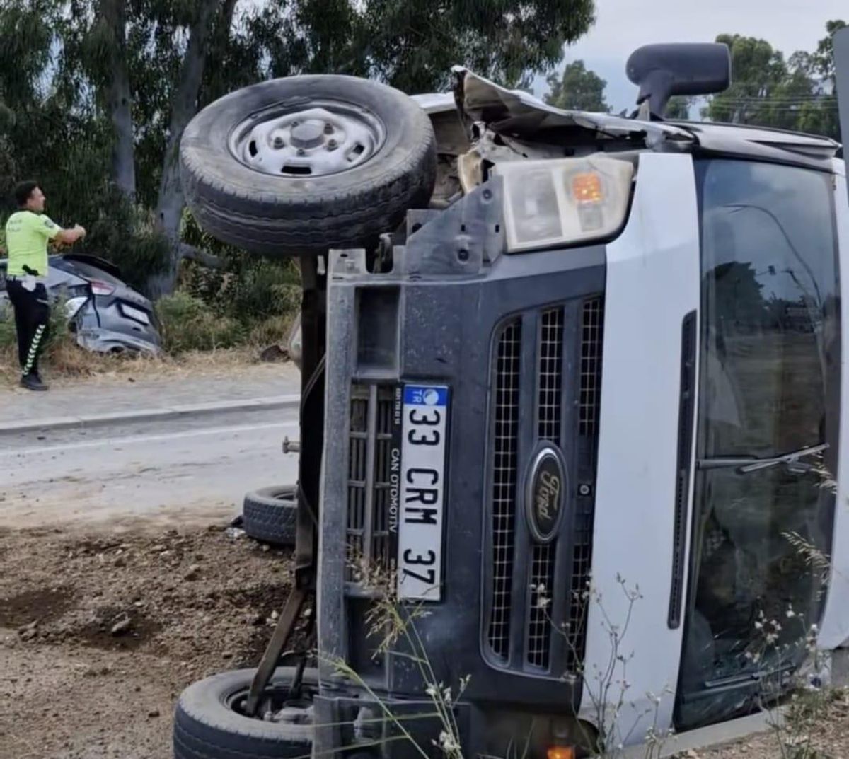Arsuz'da otomobil tarlaya savruldu, ticari araç takla attı