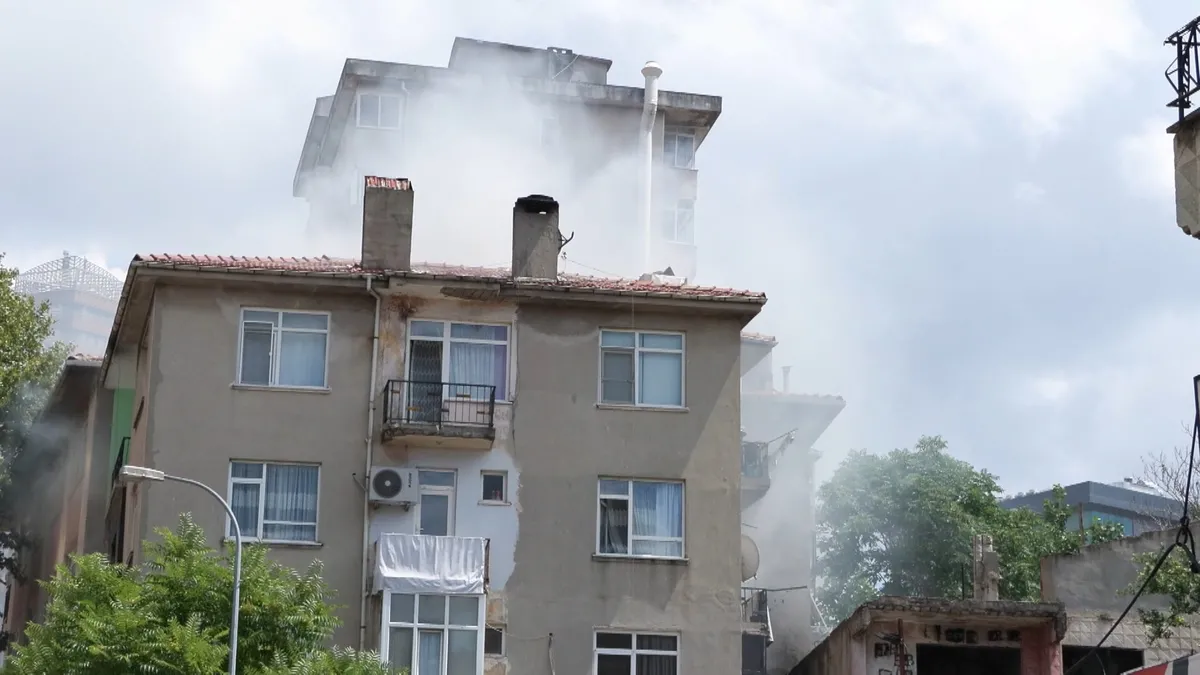 Kadıköy'de yangın paniği: 4 katlı binanın apartman boşluğu alevlere teslim oldu!