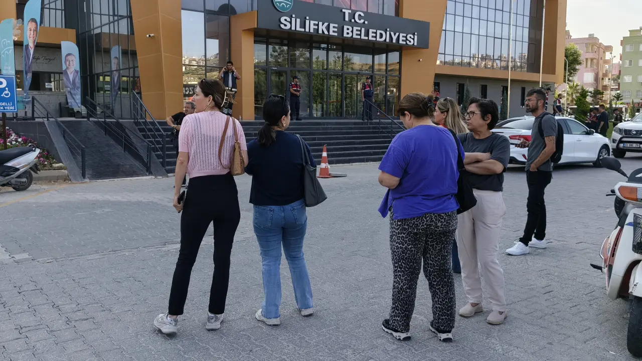 Silifke Belediyesi'ne operasyon: Belediye Başkanı dahil çok sayıda gözaltı var