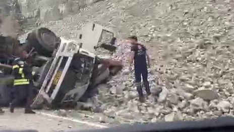 Freni patlayan TIR'dan atlayan sürücü öldü, 2 kişi yaralandı