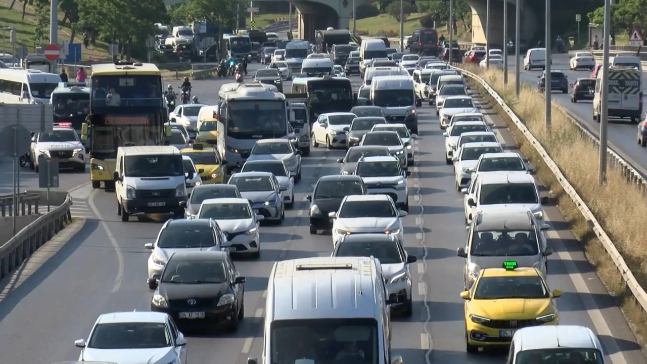 İstanbul'da sabah trafiğinde yoğunluk alarmı