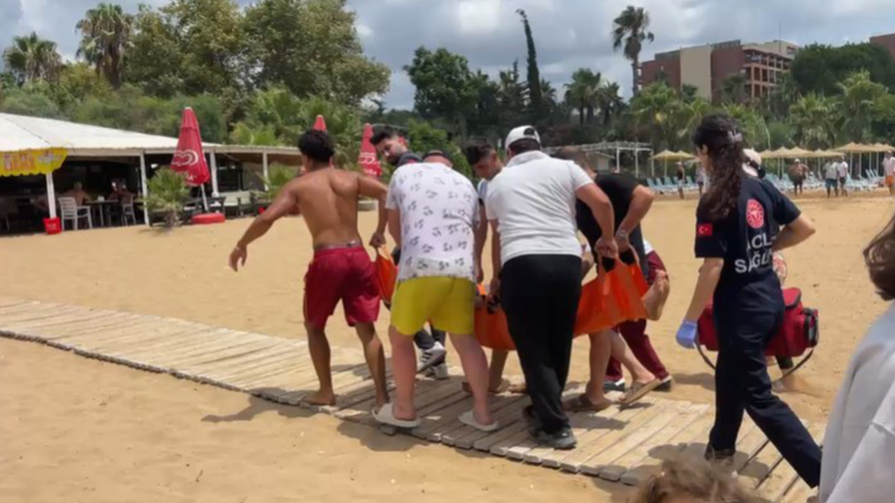 Alanya'da boğulma tehlikesi geçiren tatilciyi cankurtaranlar kurtardı