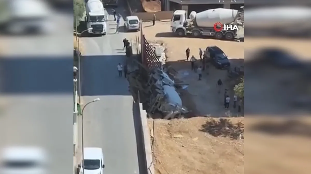 Yolda oluşan çökme nedeniyle beton mikseri devrildi: 1 yaralı