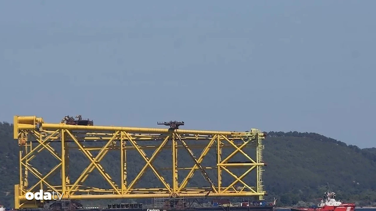 Romanya doğal gaz gemisi İstanbul'dan geçti