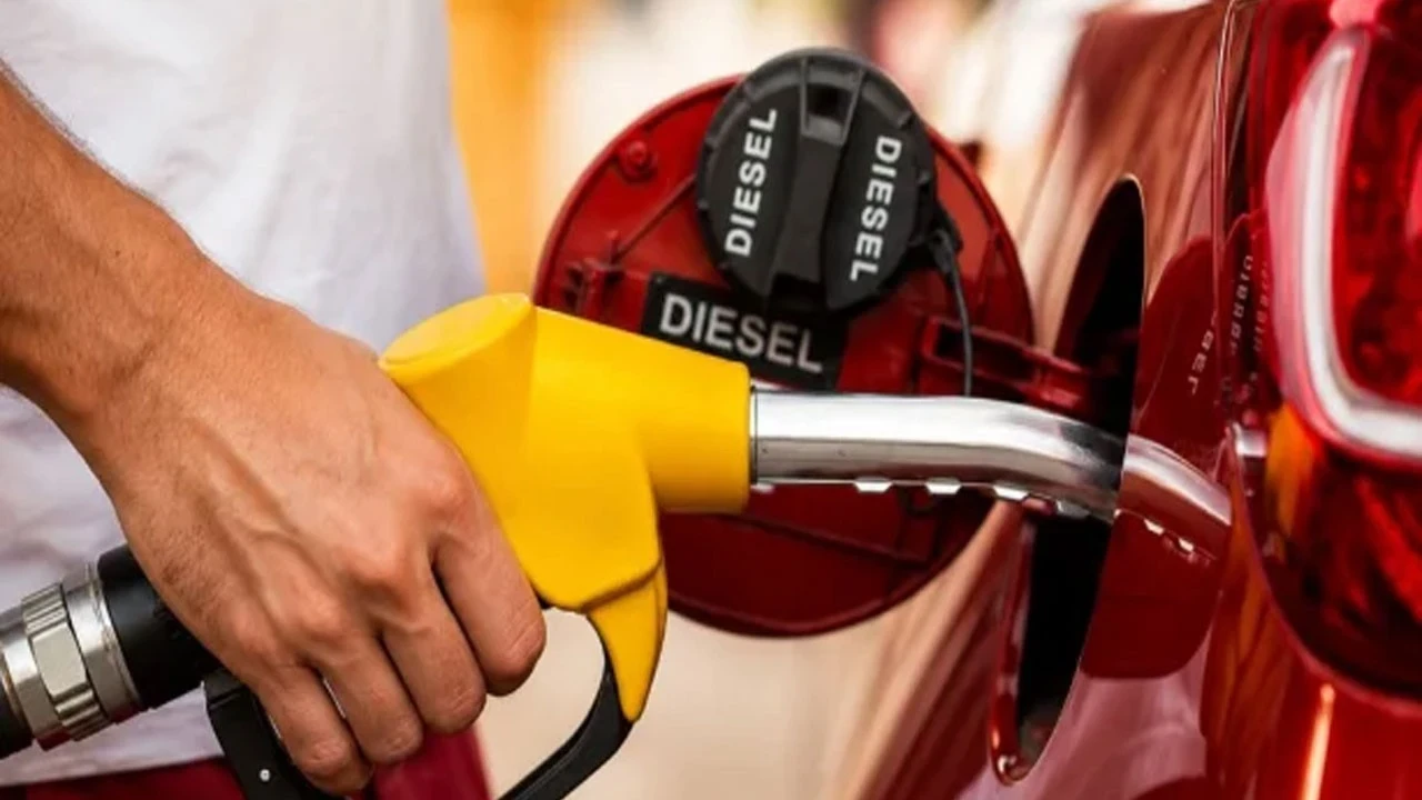 ABD'de motorin fiyatları yeniden 5 doların üzerine çıktı.. Kritik seviye yeniden aşıldı