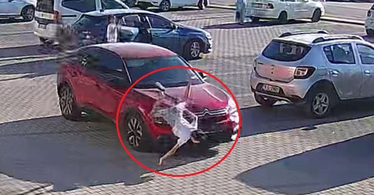 Bursa'da koşarak yola çıkan çocuğa otomobilin çarptığı kaza kamerada