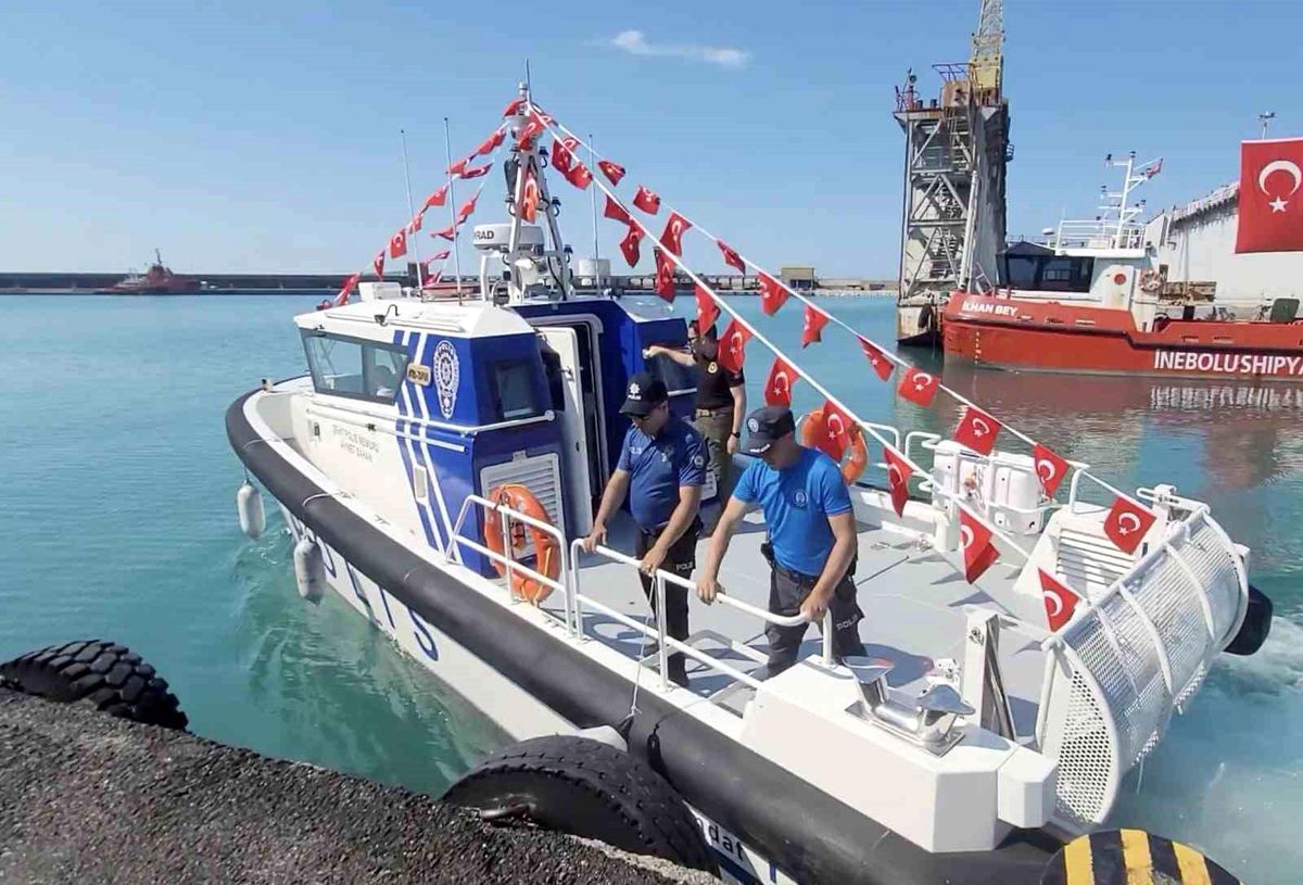 Kastamonu'da şehit polisin adı verilen deniz kontrol botu hizmete alındı