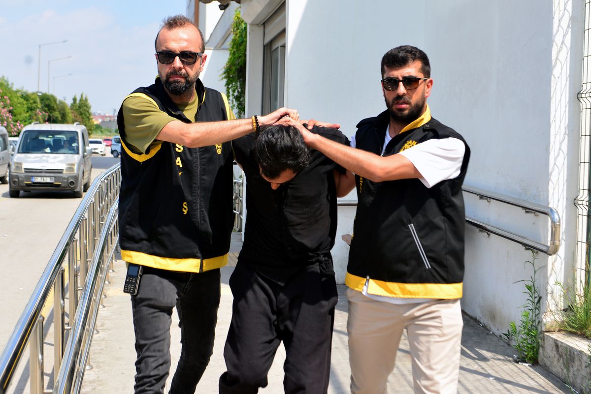 2 çocuğunun annesini kıskançlık krizine girince bıçaklamış