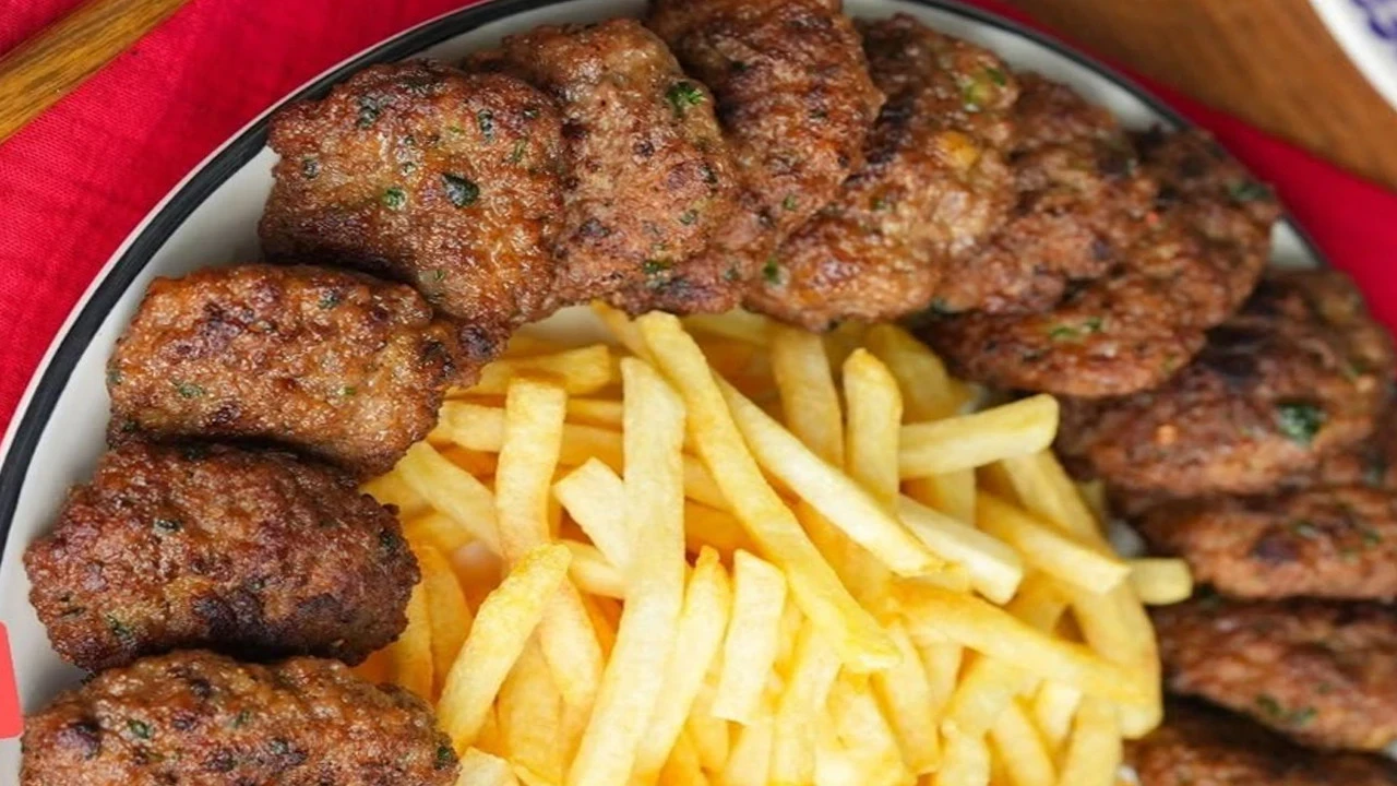 Akşama ne pişirsem diyenlere: Türk mutfağının vazgeçilmezi ev köftesi