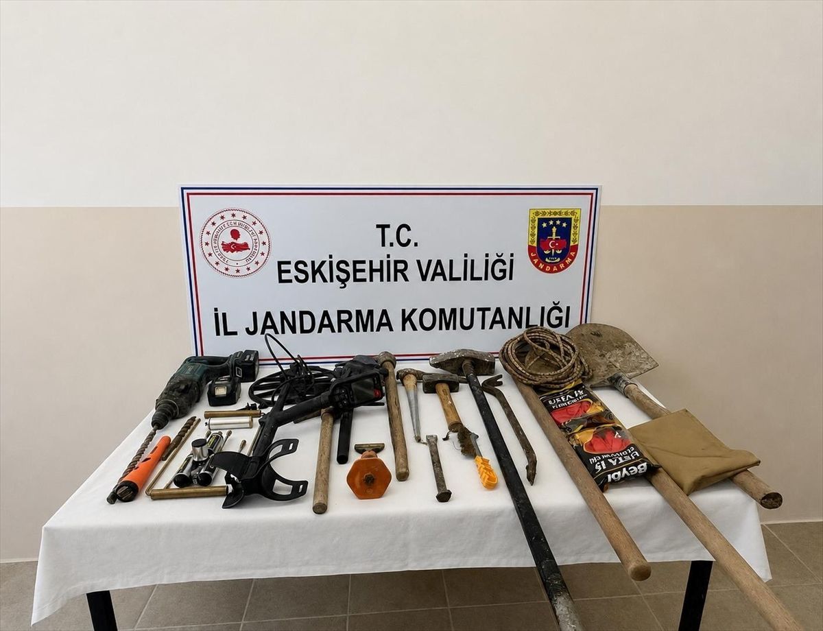 Eskişehir'de izinsiz kazı yapan 3 kişi suçüstü yakalandı