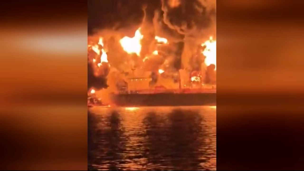 İran Devrim Muhafızları: Hürmüz Boğazı'ndan geçmeye çalışan iki petrol tankeri patladı
