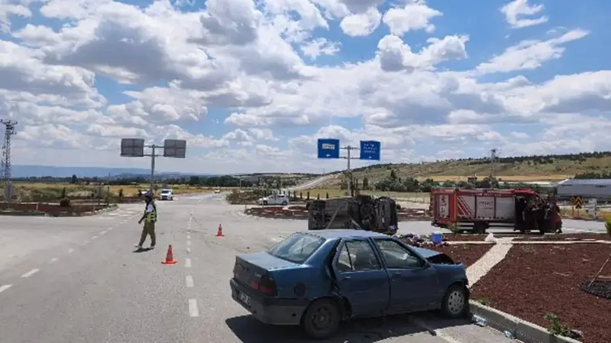 Otomobil ile hafif ticari aracın çarpıştığı kazada 2'si ağır, 5 kişi yaralandı