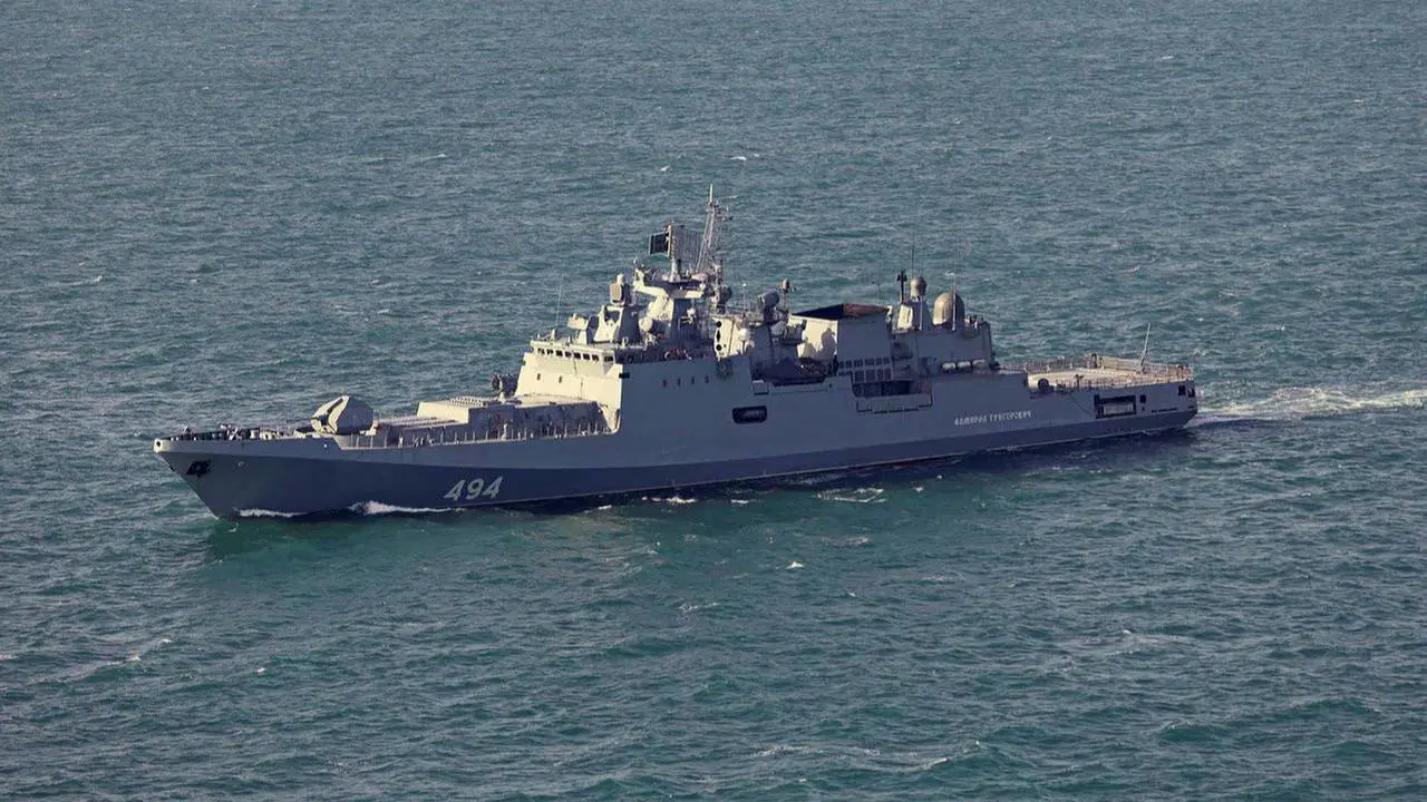 Rus fırkateyninden İngiliz bayraklı yata uyarı ateşi