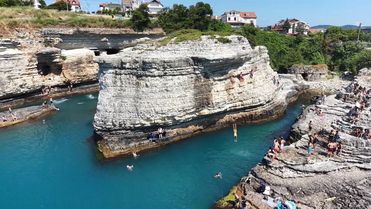 Kerpe Plajı'nda Adrenalin Dolu Anlar: Kartal Kayaları'ndan Denize Atlayanlar