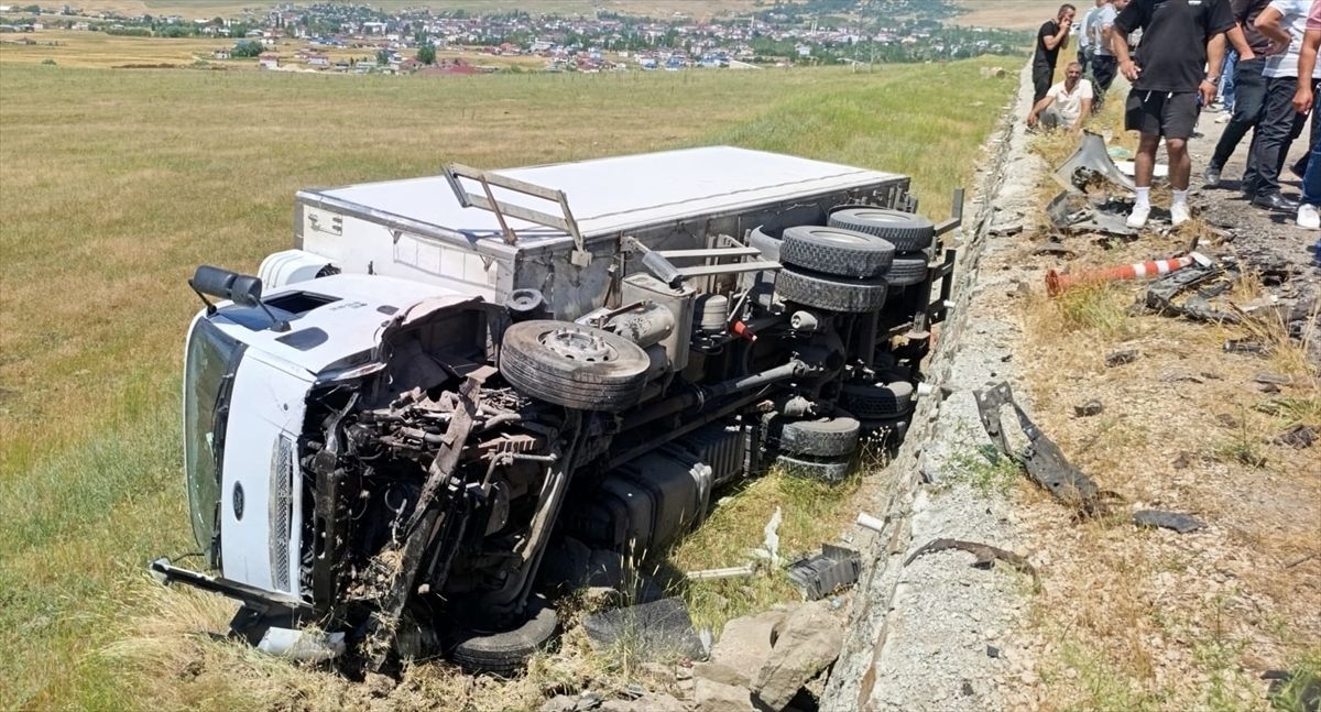Muş'ta kamyon ile otomobil çarpıştı, 2 kişi öldü, 1 kişi yaralandı