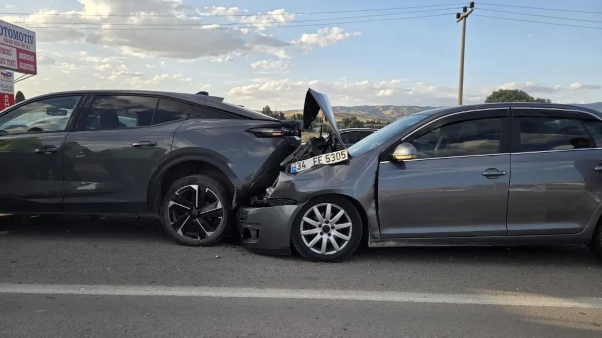 Ankara'da zincirleme kazada 5 araç birbirine girdi: 5 yaralı