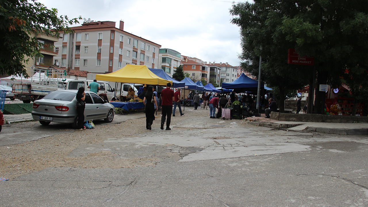 Çorum'da sağanak pazarcılara zor anlar yaşattı