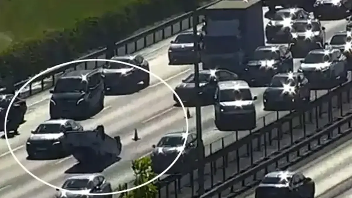 TEM'de otomobil, 2 araca çarparak takla attı! Trafik sıkıştı