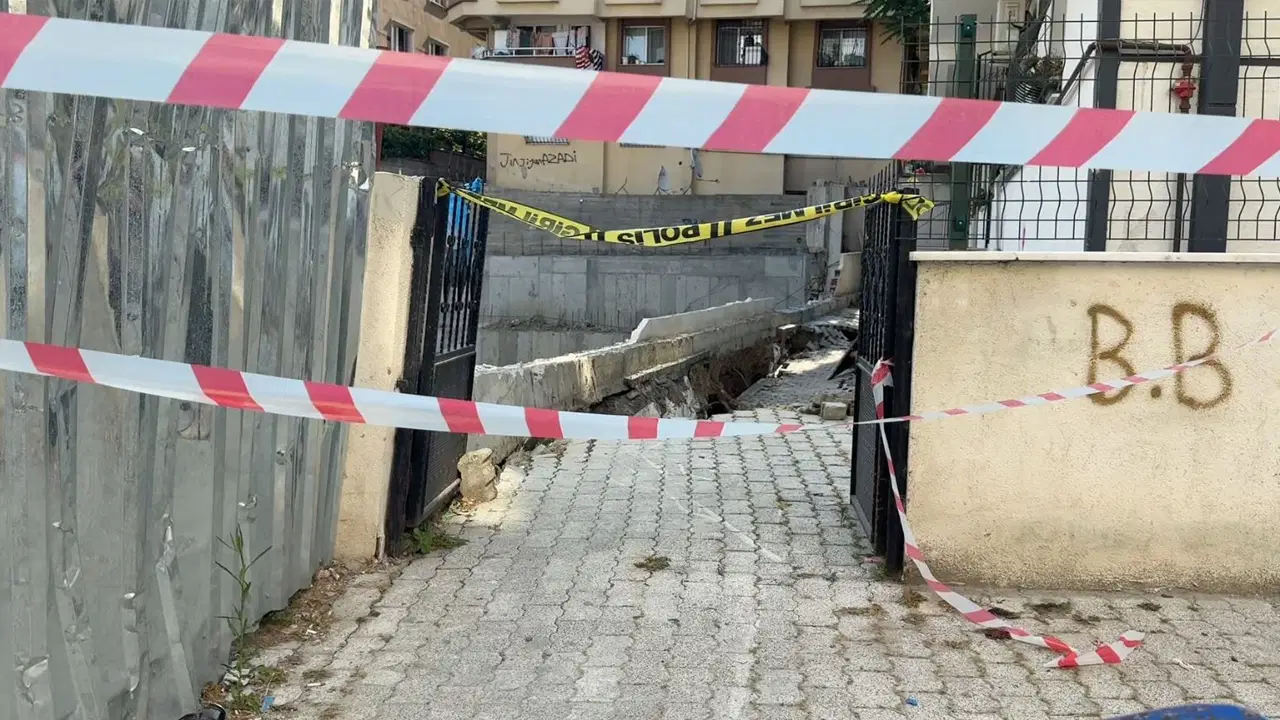 Küçükçekmece'de inşaat temelinde göçük!