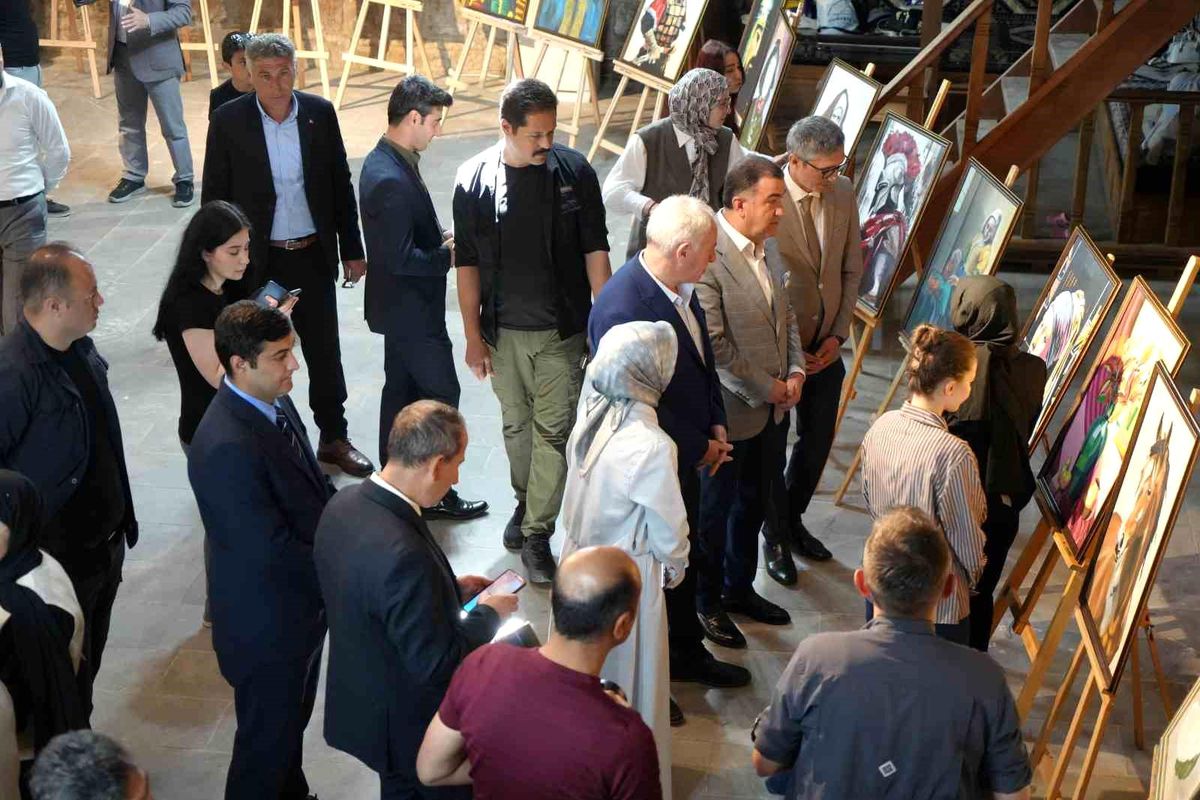 Bayburtlu genç yeteneklerin eserleri tarihi Taşhan'da sergilendi