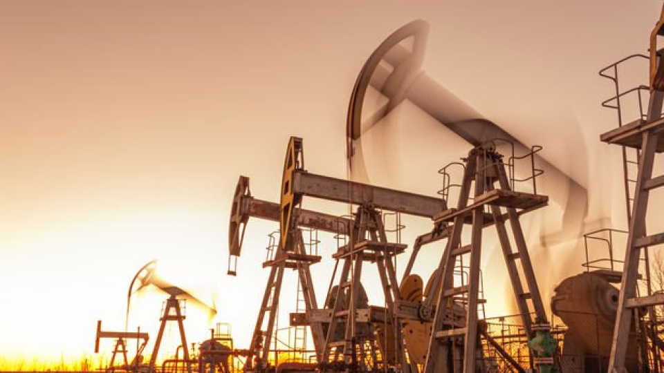 Petrolde düşüş sürüyor: Hürmüz Boğazı’ndan geçişler artıyor