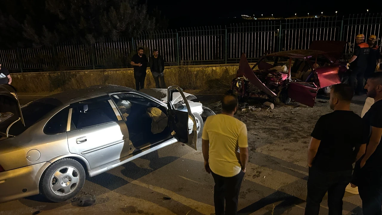 Sivas'ta iki otomobil çarpıştı: 6 kişi yaralandı