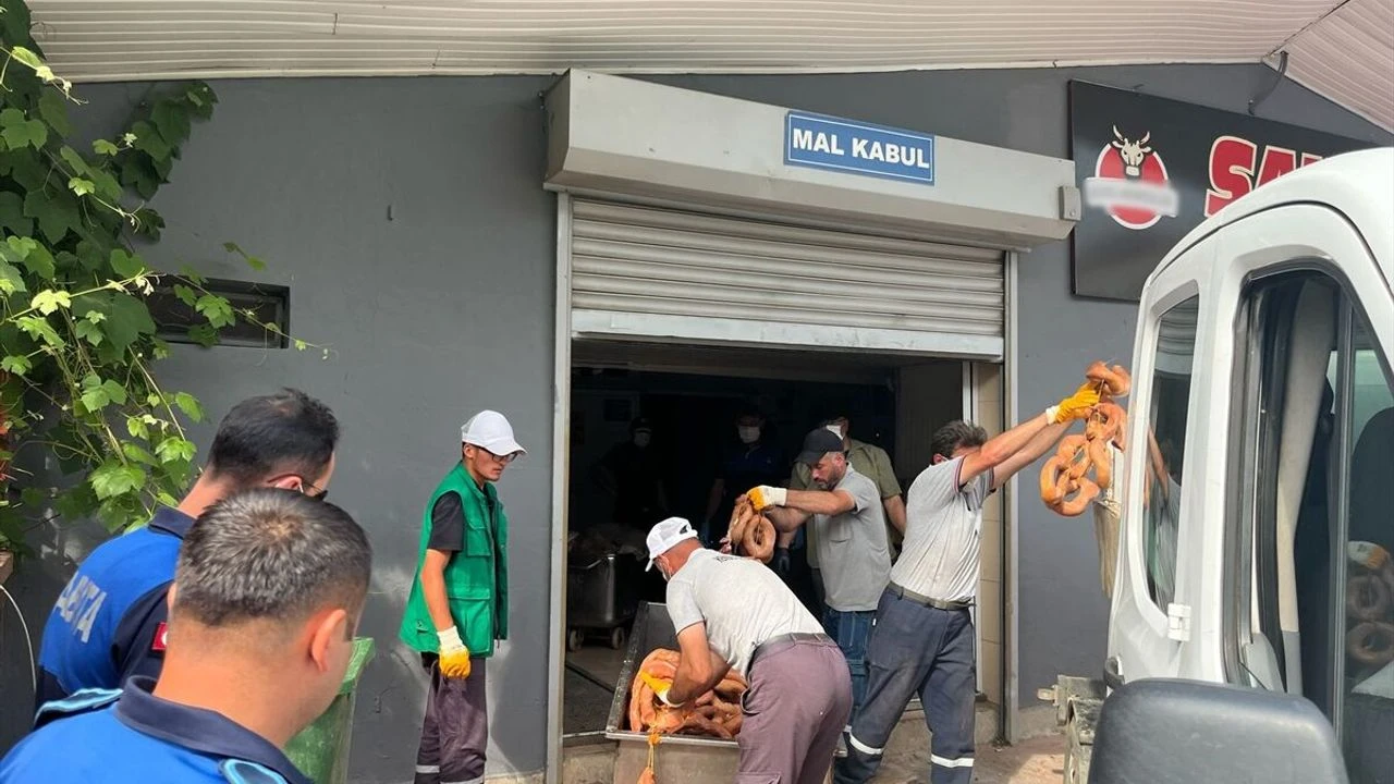 Sakarya'da yaklaşık 1 ton bozuk sucuk imha edildi