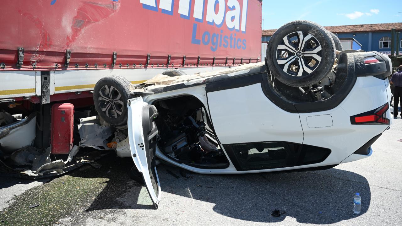 Edirne'de SUV araç tırla çarpıştı: 1 ölü, 2 yaralı