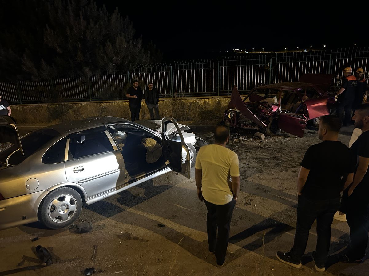 Sivas'ta iki otomobil çarpıştı: 6 yaralı