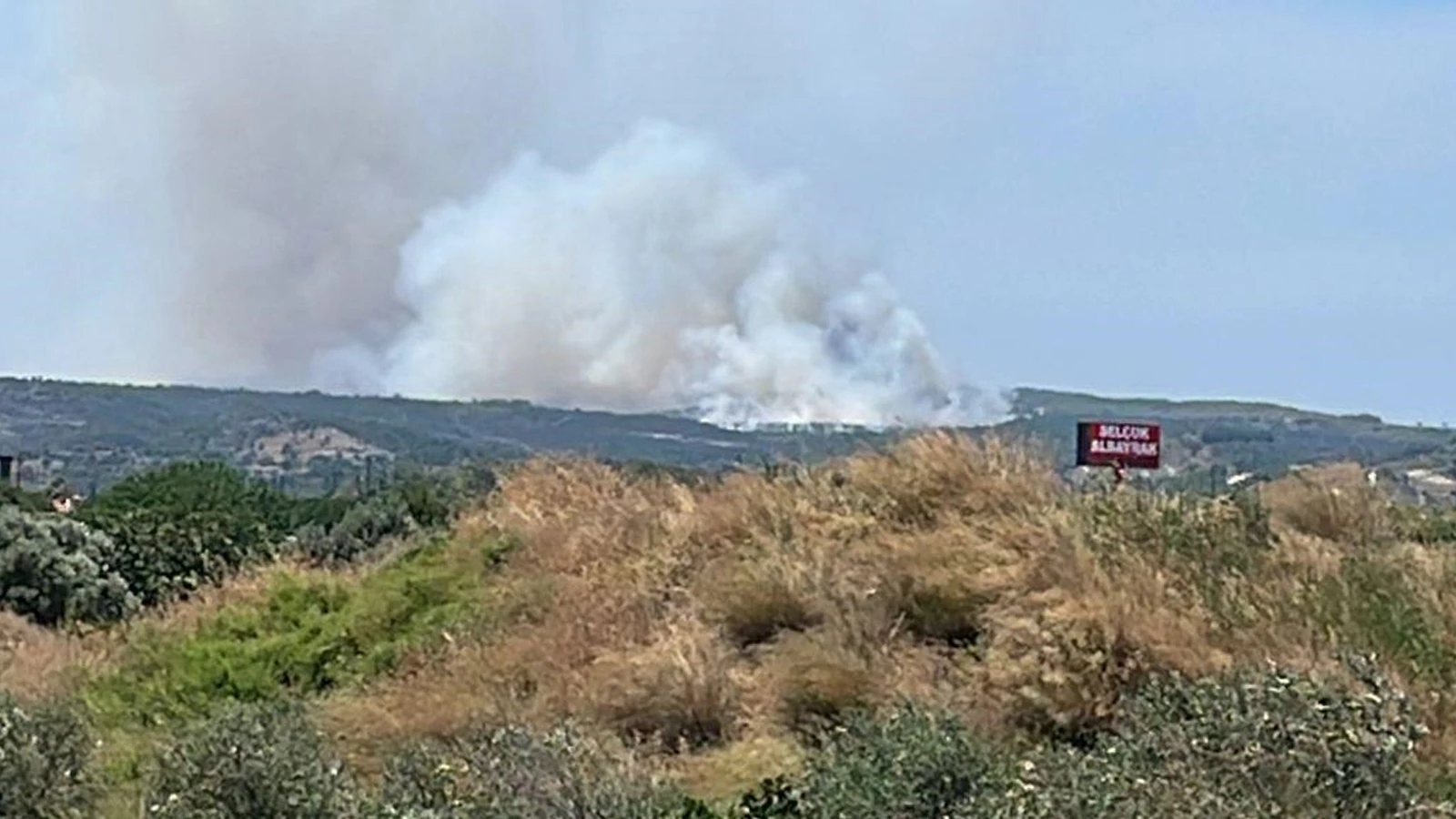 Çeşme'deki yangına karadan ve havadan müdahale