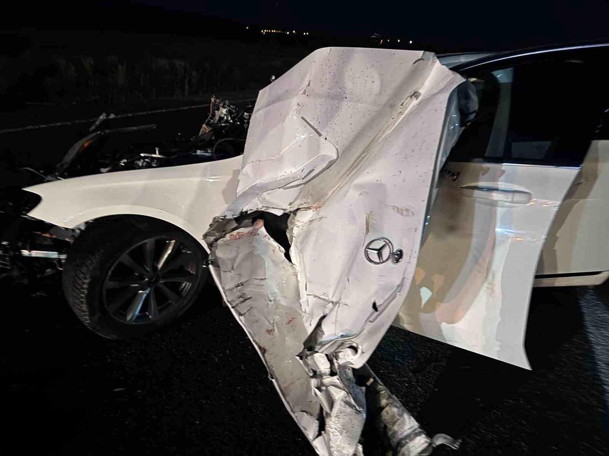 Sivas'ta traktöre çarpan Mercedes hurda yığınına döndü: 4 yaralı