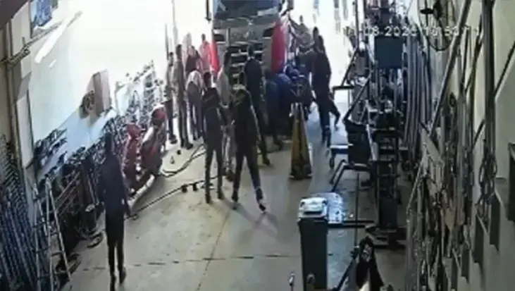 Tamir sırasında korkunç olay! Baba ve oğlu TIR'ın altında kaldı