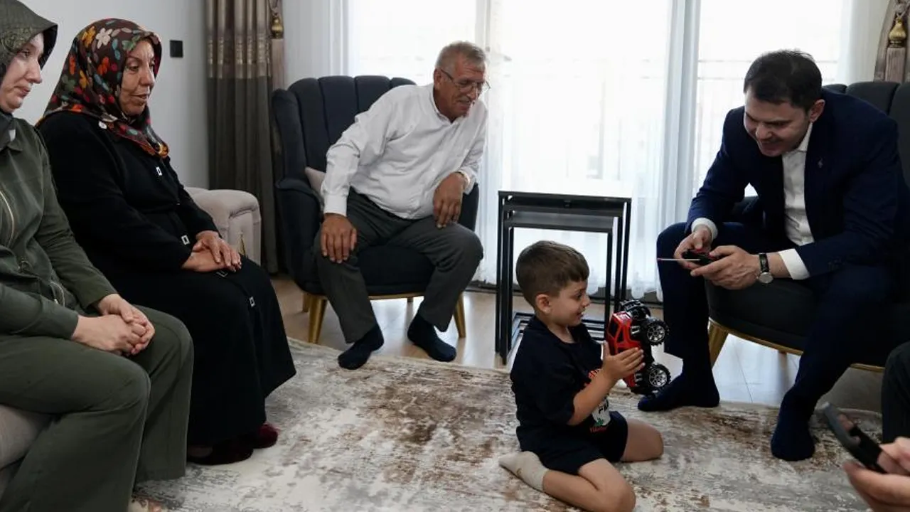 Bakan Kurum, depremzede Yusuf ve dedesini ziyaret etti
