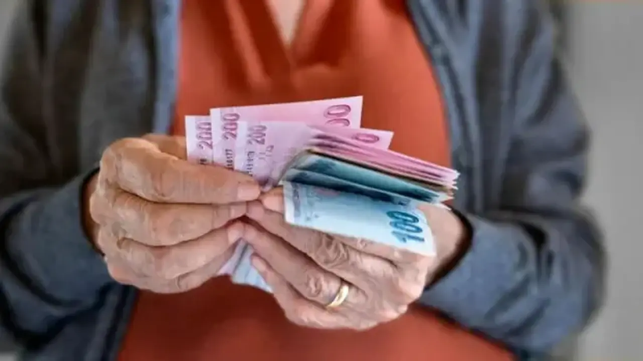 Milyonlarca emekliye zamlı maaş takvimi netleşti! Fark ödemeleri ağustosta yapılacak