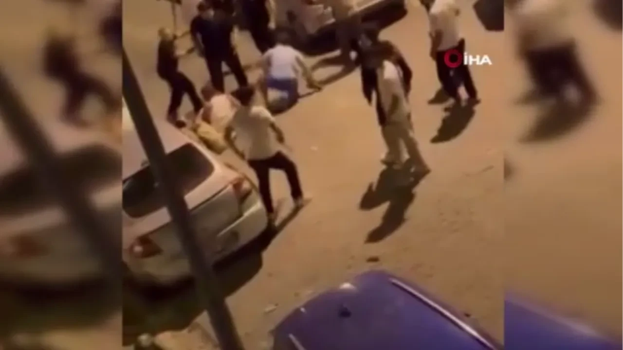 Sokak savaş alanına döndü! Esenyurt'taki sopalı kavga dakikalarca devam etti
