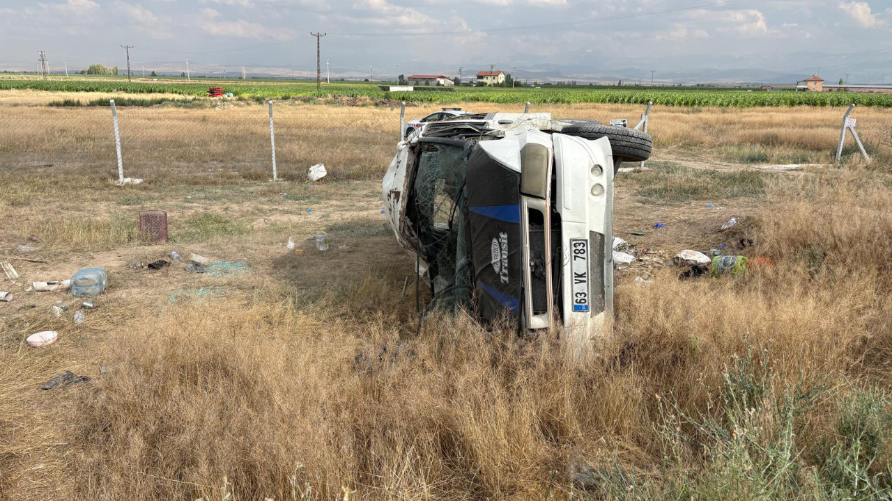Konya'da tarım işçilerini taşıyan minibüs devrildi: 17 yaralı