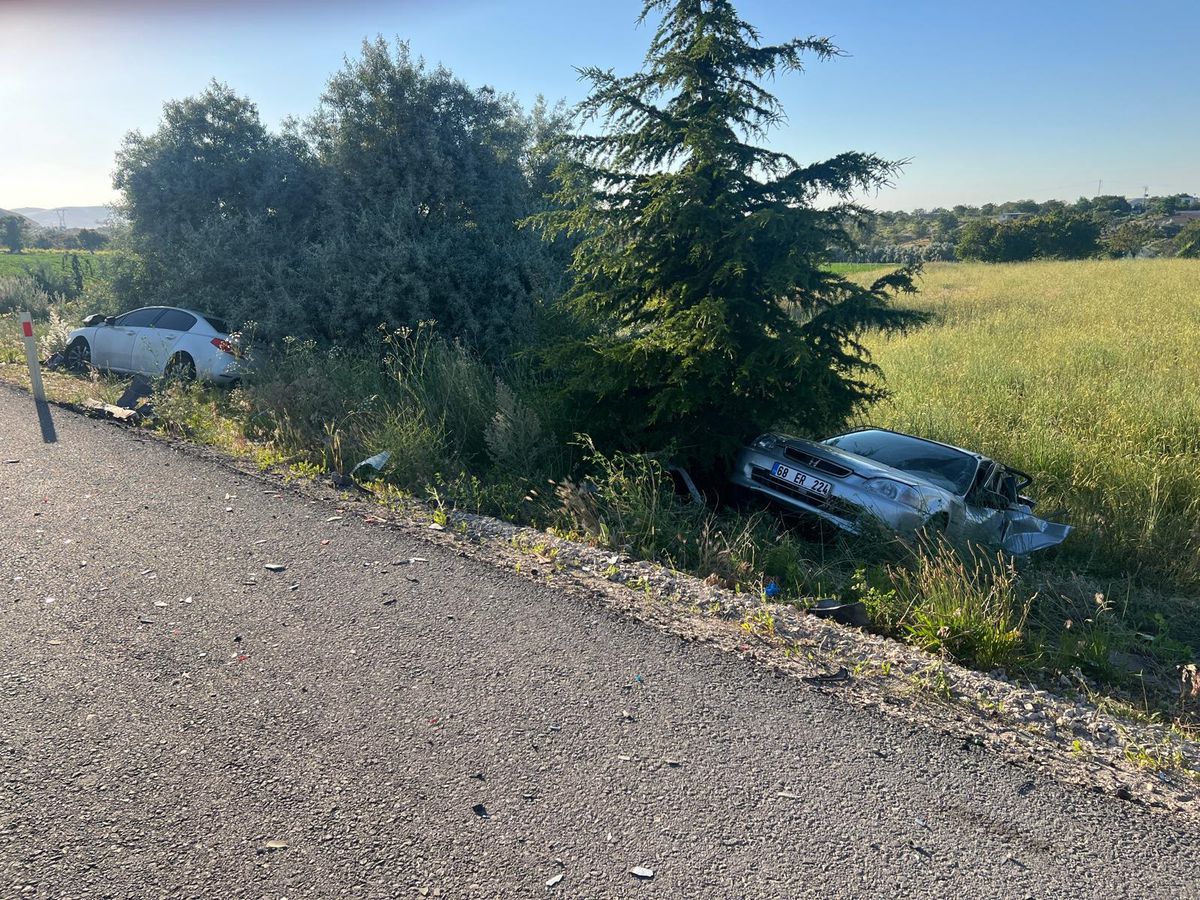 Otomobilin, park halindeki otomobile çarptığı kaza kamerada: 1 ölü, 1 yaralı