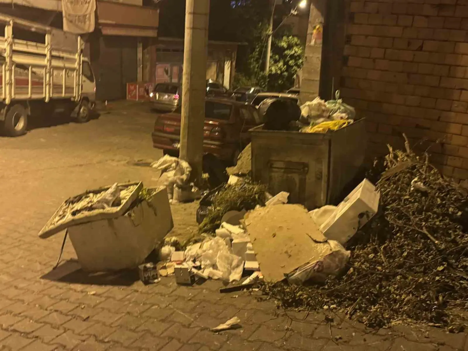 CHP'li belediyede çöp krizi! Kötü koku mahalleliyi bezdirdi